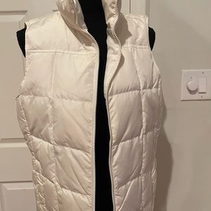 Lands End Puffed Vest , White. 2 side pockets. Zip Front